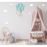 Αυτοκόλλητο τοίχου - Καμηλοπάρδαλη σε αερόστατο 2 και σετ 6 συννεφάκια
