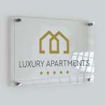 Πινακίδα plexi glass με αυτοκόλλητα γράμματα και αποστάτες με το λογότυπό σας.